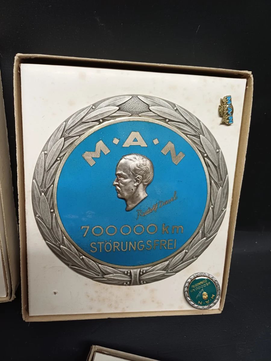 Lot van 16 vintage MAN “Störungsfrei” medailles/badges - foto 10