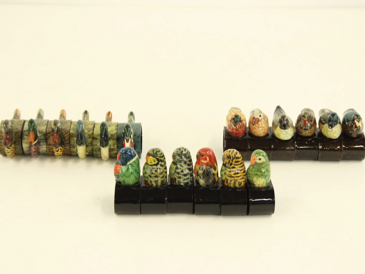 Set van 18 decoratieve servetringen in kunststof  met vogelmotief - foto 2