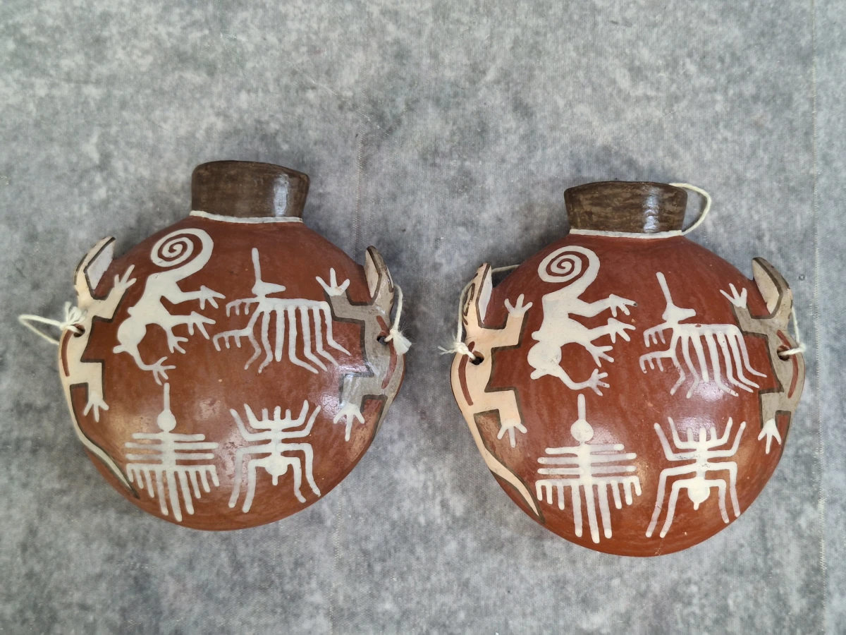 Peruaanse Nazca-stijl decoratieve aardewerken miniatuur-kruikjes – kavel bij De Kringwinkel, Gent