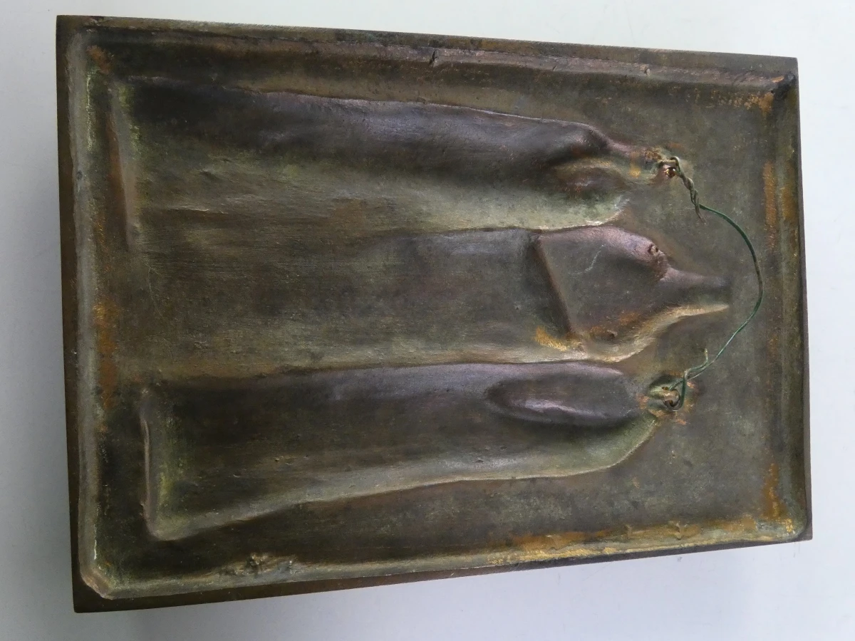 Semi-Abstract Bronzen reliëf met drie figuren - foto 4