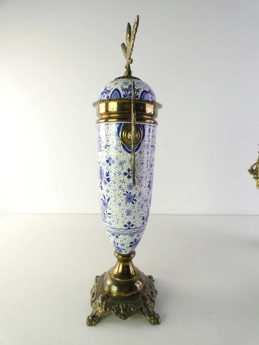 Vintage blauw-wit porseleinen klokstel met messing details - foto 3