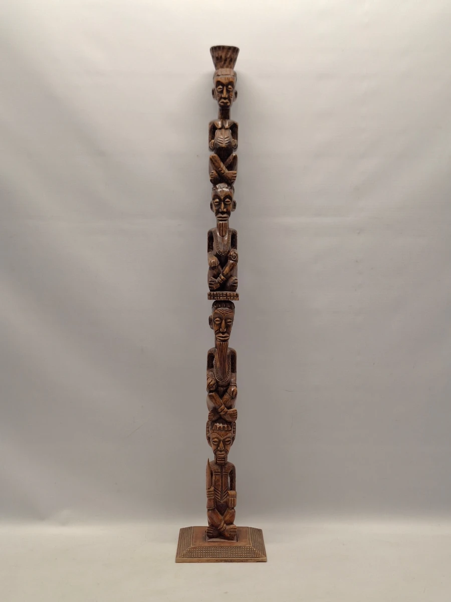 Handgesneden Afrikaanse totem sculptuur – kavel bij De Kringwinkel, Gent