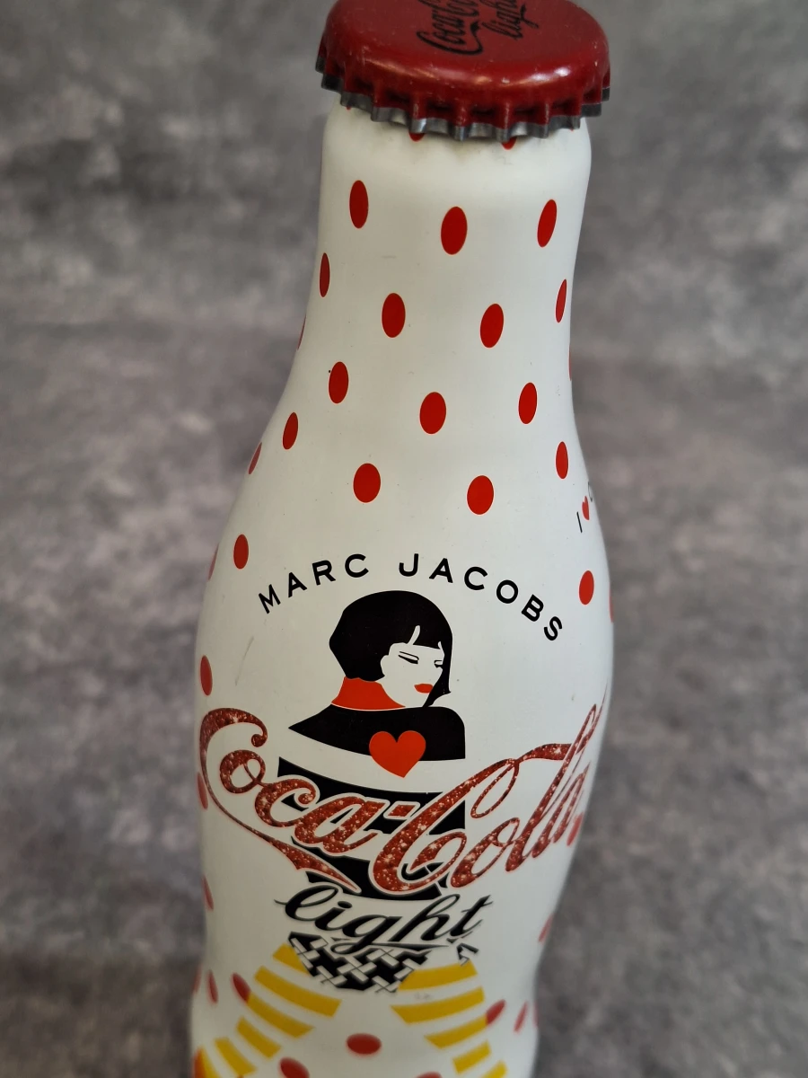 Set van 5 Coca-Cola Limited Fashion Edition Flessen & Blik - Marc Jacobs, Elvis Pompilio & Vintage Rose - foto 15