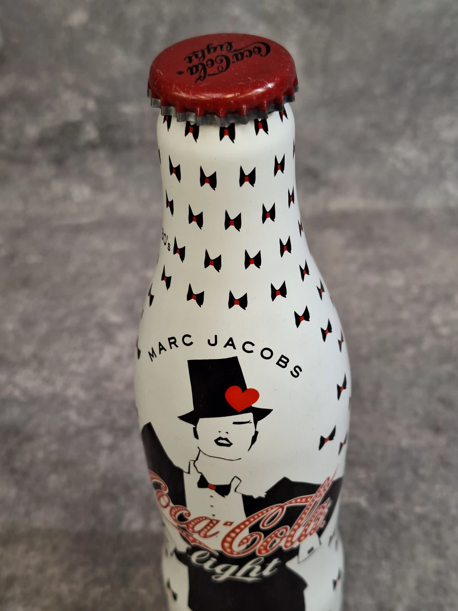 Set van 5 Coca-Cola Limited Fashion Edition Flessen & Blik - Marc Jacobs, Elvis Pompilio & Vintage Rose - foto 10