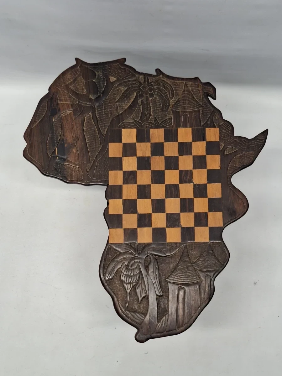 Handgesneden Afrikaanse schaaktafel in de vorm van het continent Afrika - foto 3