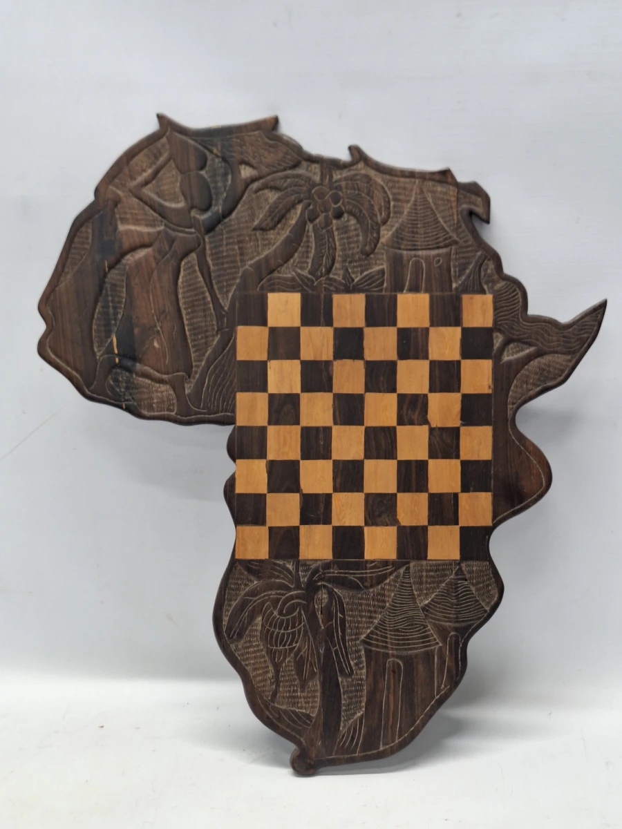 Handgesneden Afrikaanse schaaktafel in de vorm van het continent Afrika - foto 7