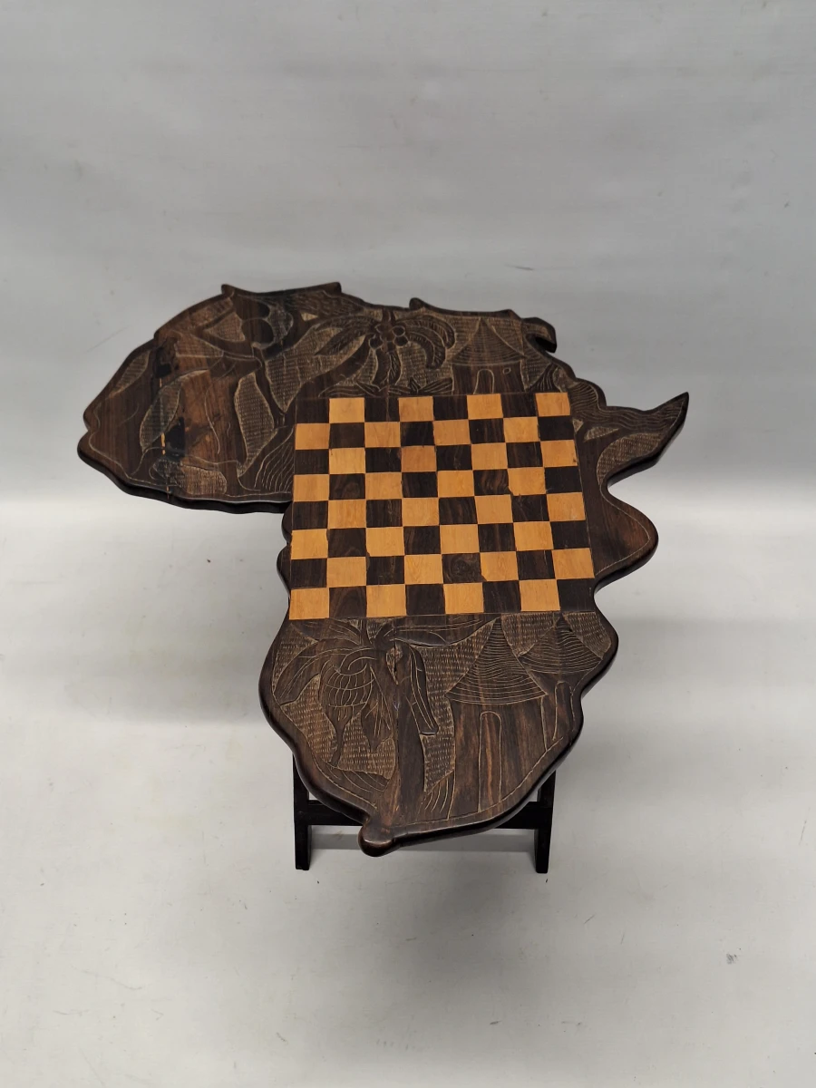 Handgesneden Afrikaanse schaaktafel in de vorm van het continent Afrika - foto 2