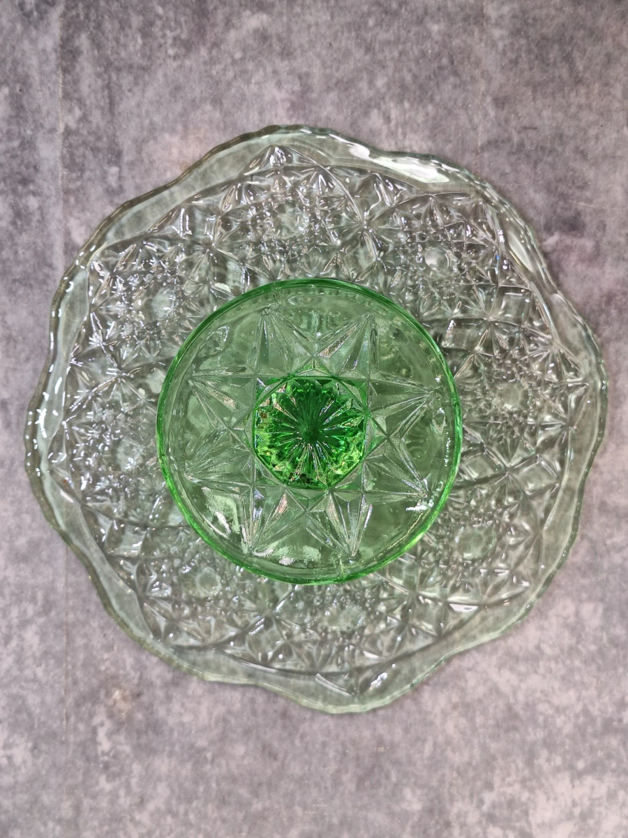 Set van twee vintage glazen taartplateaus op voet in Art Deco stijl - foto 8