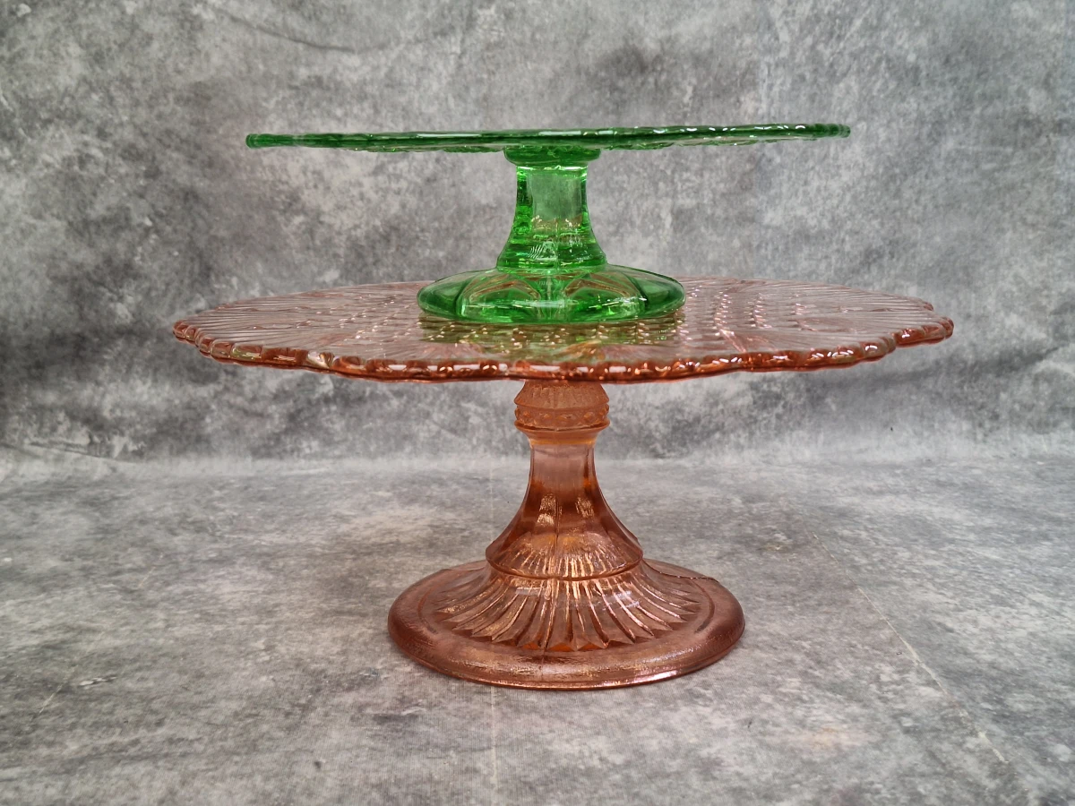 Set van twee vintage glazen taartplateaus op voet in Art Deco stijl - foto 2