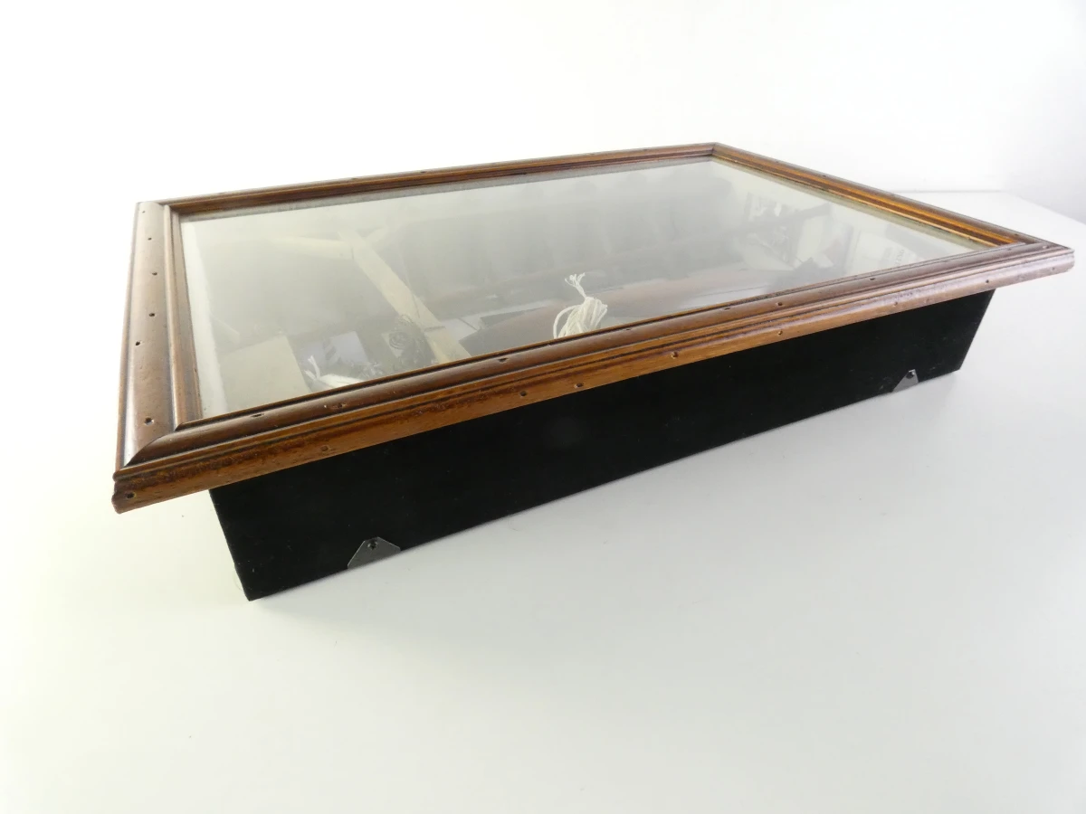 Maritiem diorama in houten vitrine met zeilboot en accessoires - foto 2