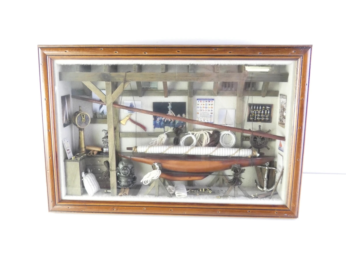 Maritiem diorama in houten vitrine met zeilboot en accessoires - foto 4