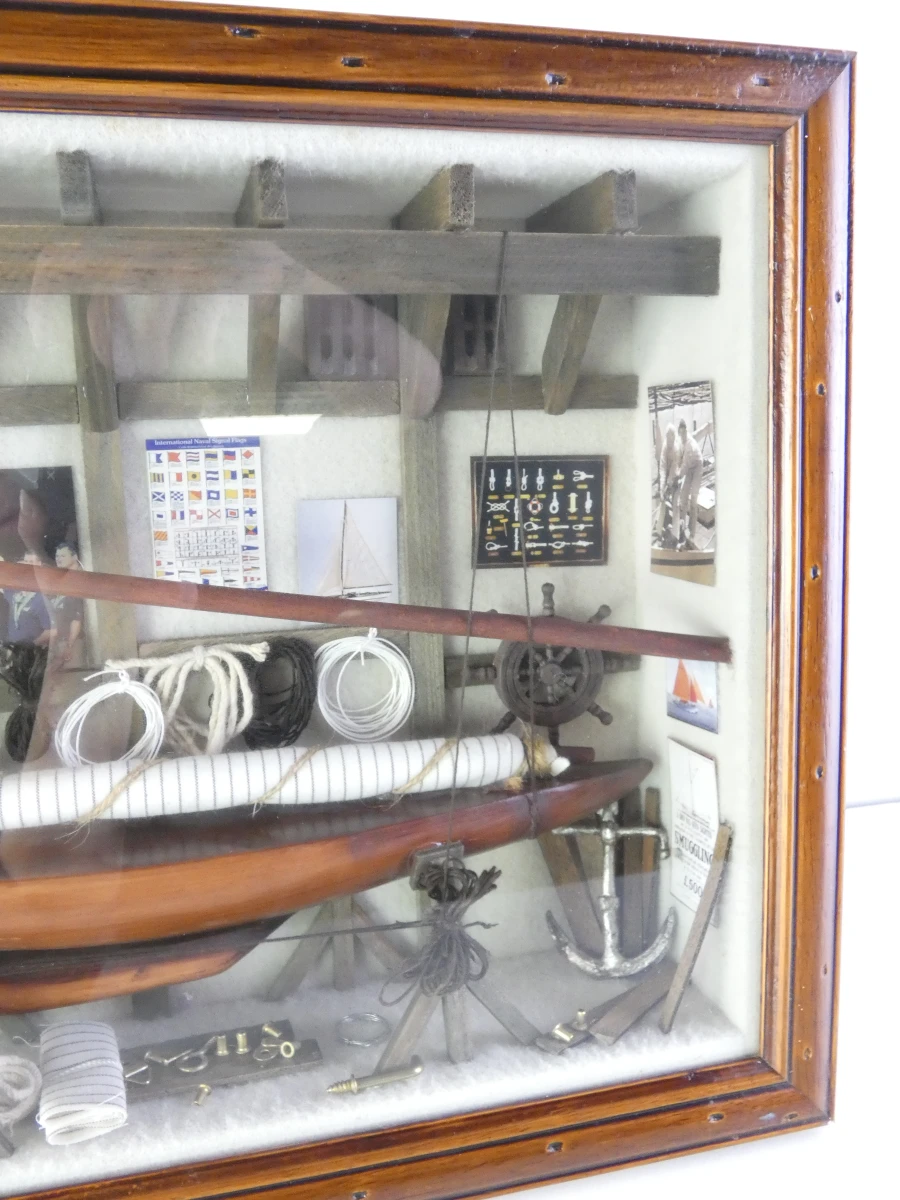 Maritiem diorama in houten vitrine met zeilboot en accessoires - foto 5