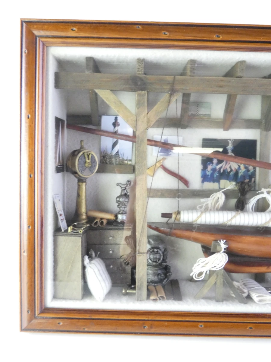 Maritiem diorama in houten vitrine met zeilboot en accessoires - foto 6
