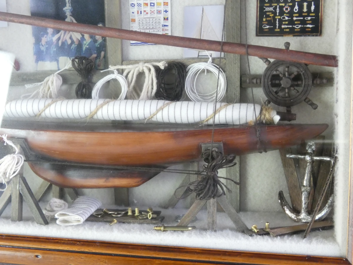 Maritiem diorama in houten vitrine met zeilboot en accessoires - foto 7