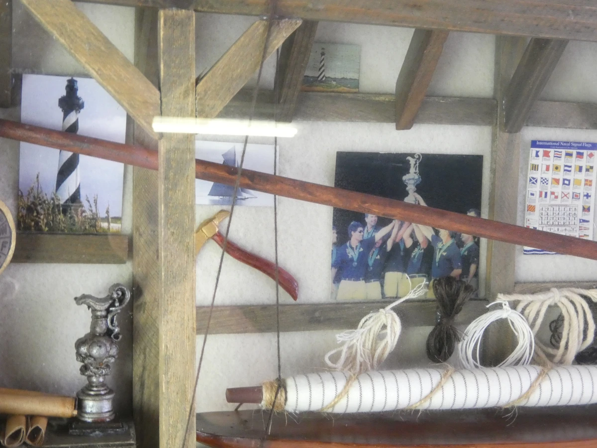 Maritiem diorama in houten vitrine met zeilboot en accessoires - foto 8