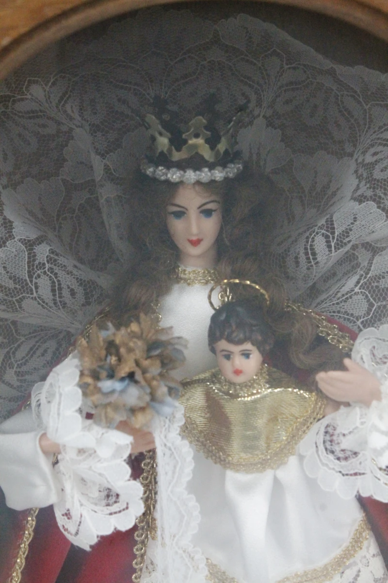 Religieuze Madonna met Kind in houten vitrinekastje - foto 4
