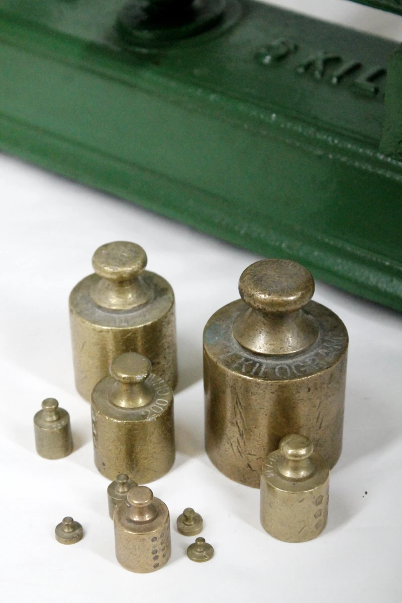 Antieke, Mechanische Balansweegschaal met Gewichtjes - foto 2