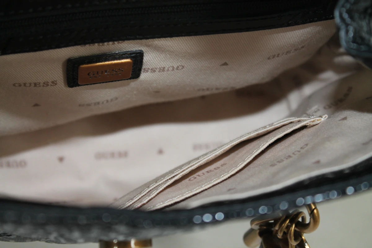 Stijlvolle zwarte Guess Gaia Backpack - foto 6