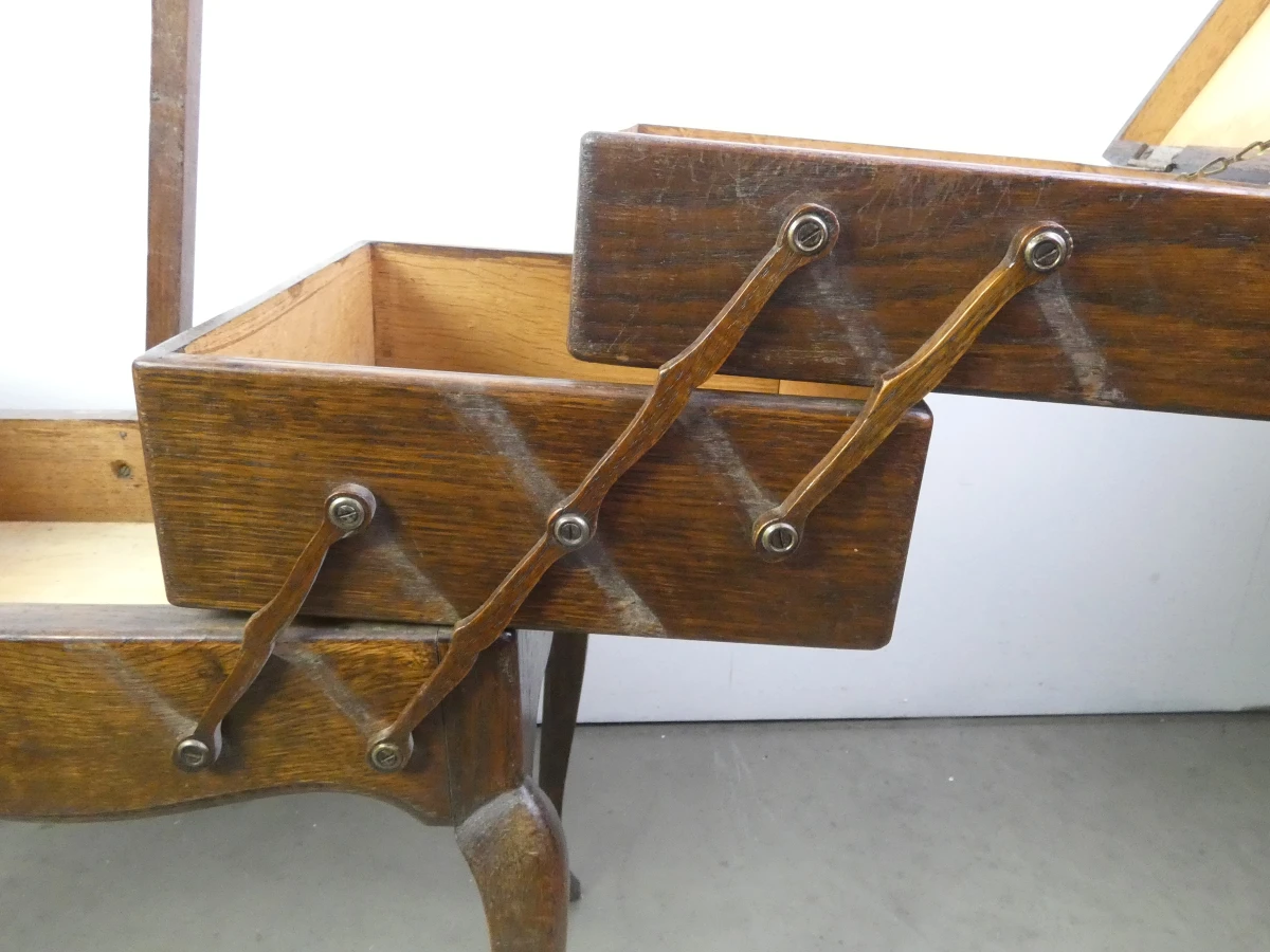 Houten vintage naaikist met uitschuifbare laden - foto 10