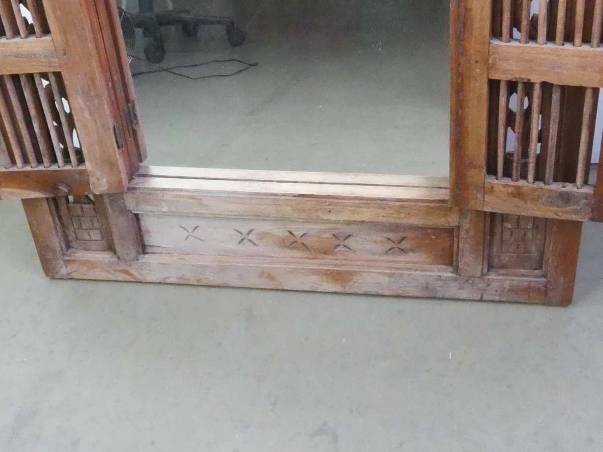 Houten spiegel met decoratief raamwerk - foto 4