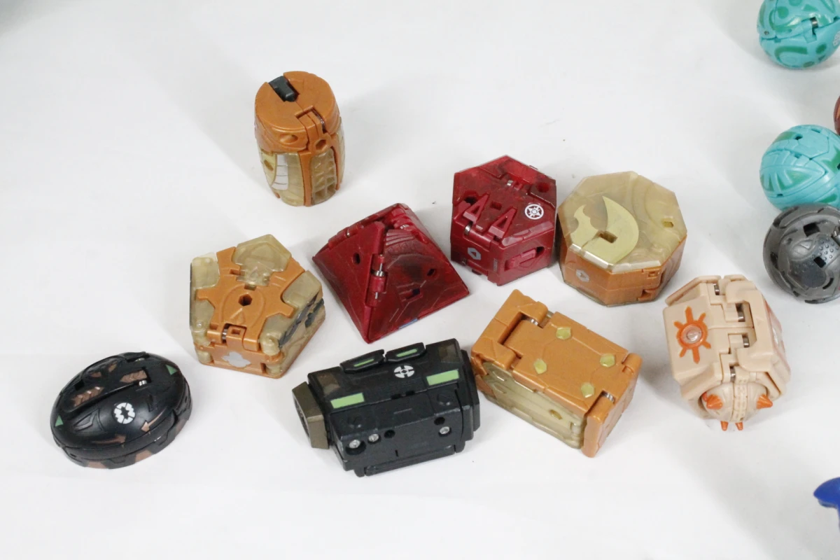 Diverse Bakugan speelfiguren en accessoires - foto 2