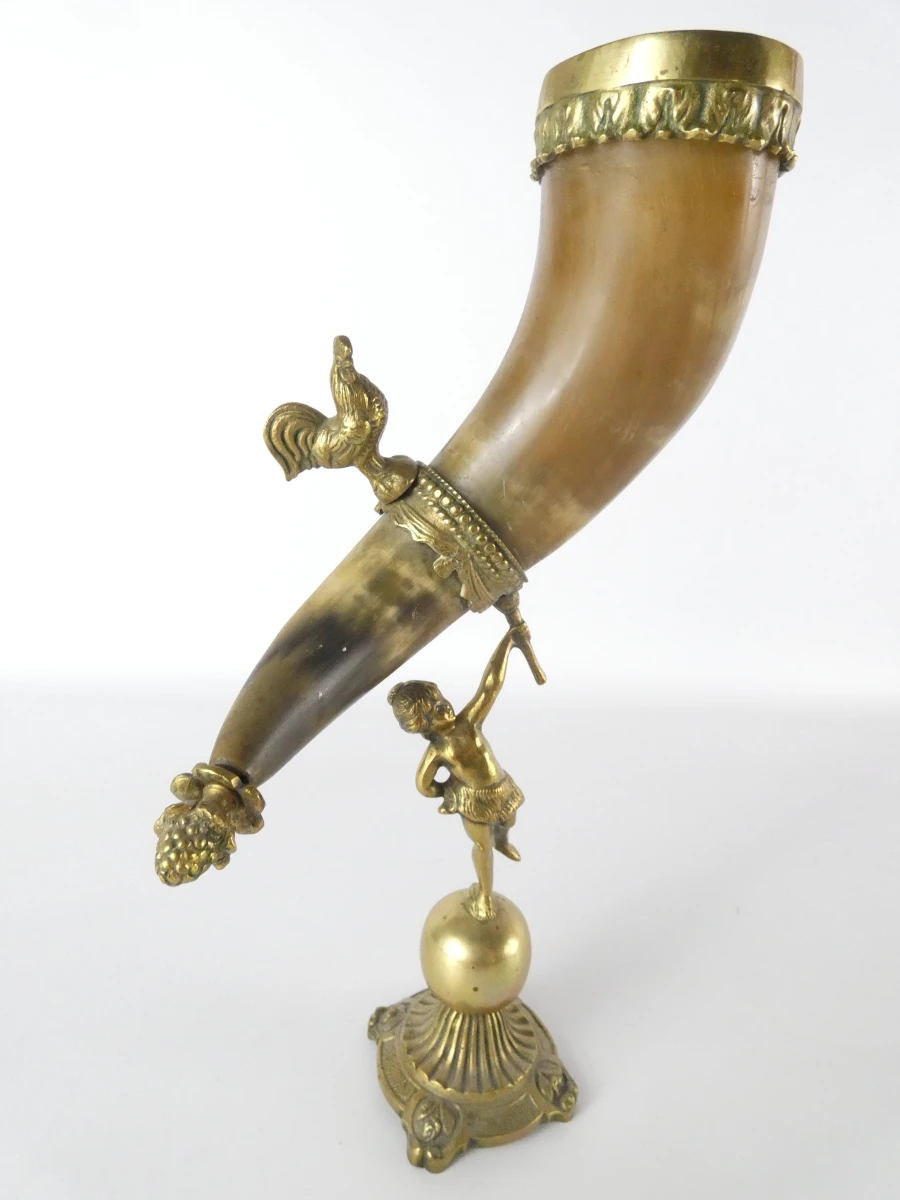 Set van 2 decoratieve drinkhoorns met messing voet en figuur - foto 2