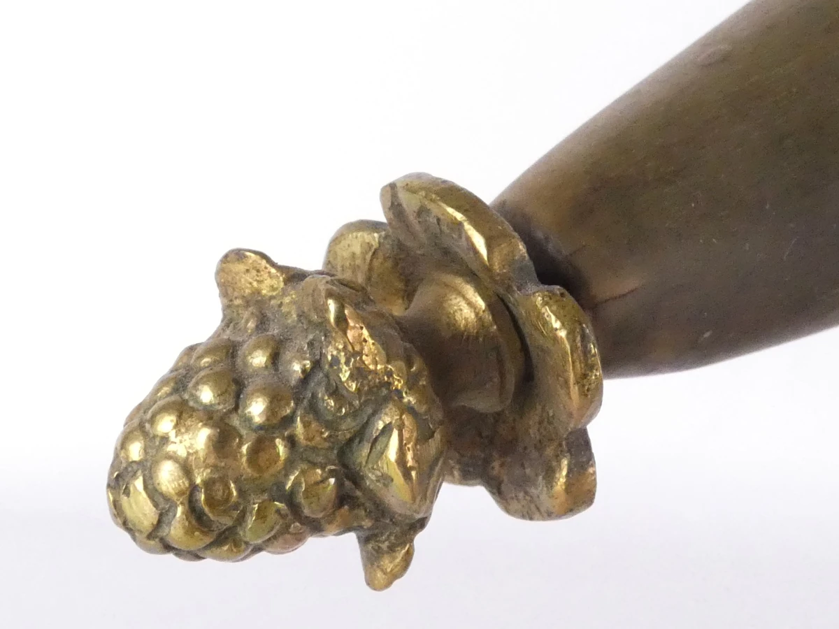 Set van 2 decoratieve drinkhoorns met messing voet en figuur - foto 6
