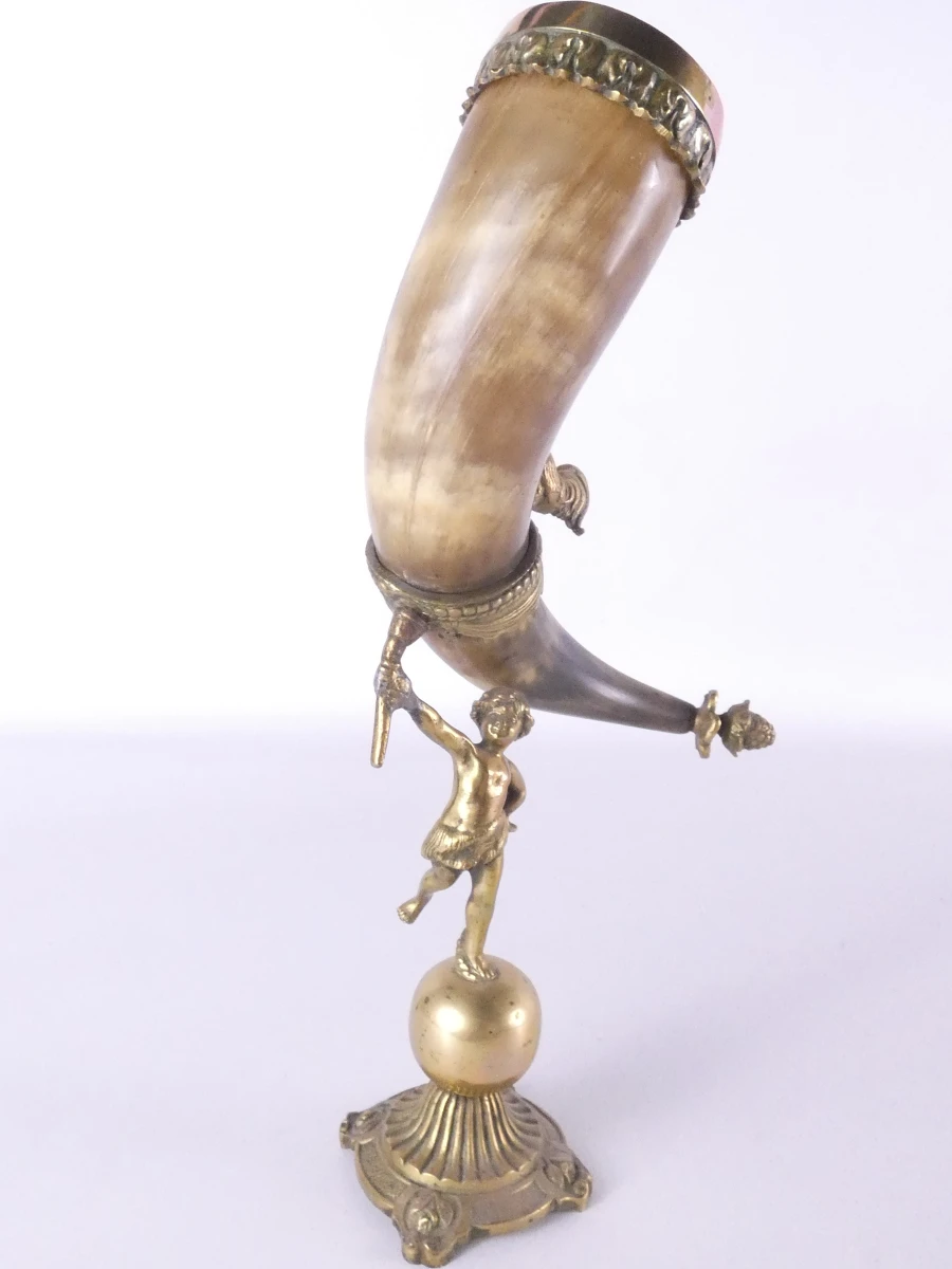 Set van 2 decoratieve drinkhoorns met messing voet en figuur - foto 8