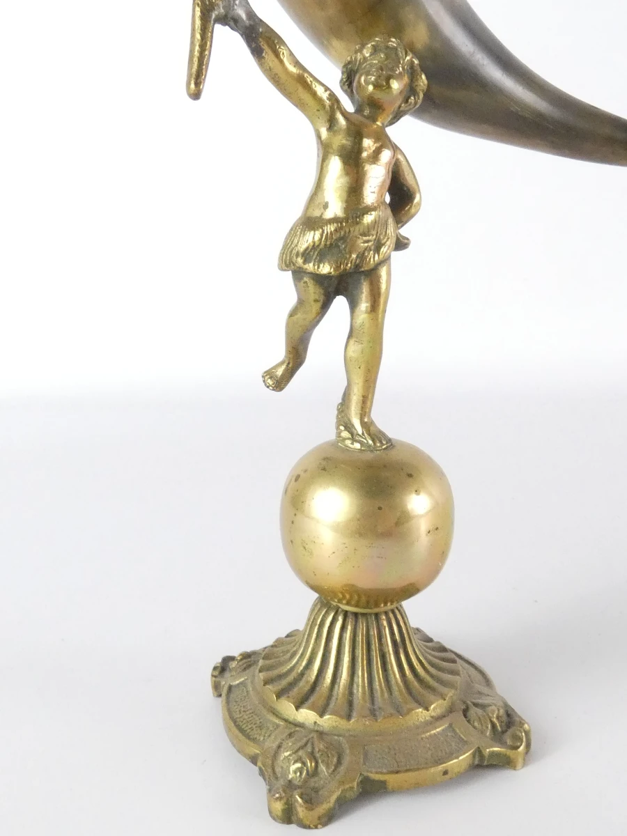 Set van 2 decoratieve drinkhoorns met messing voet en figuur - foto 9