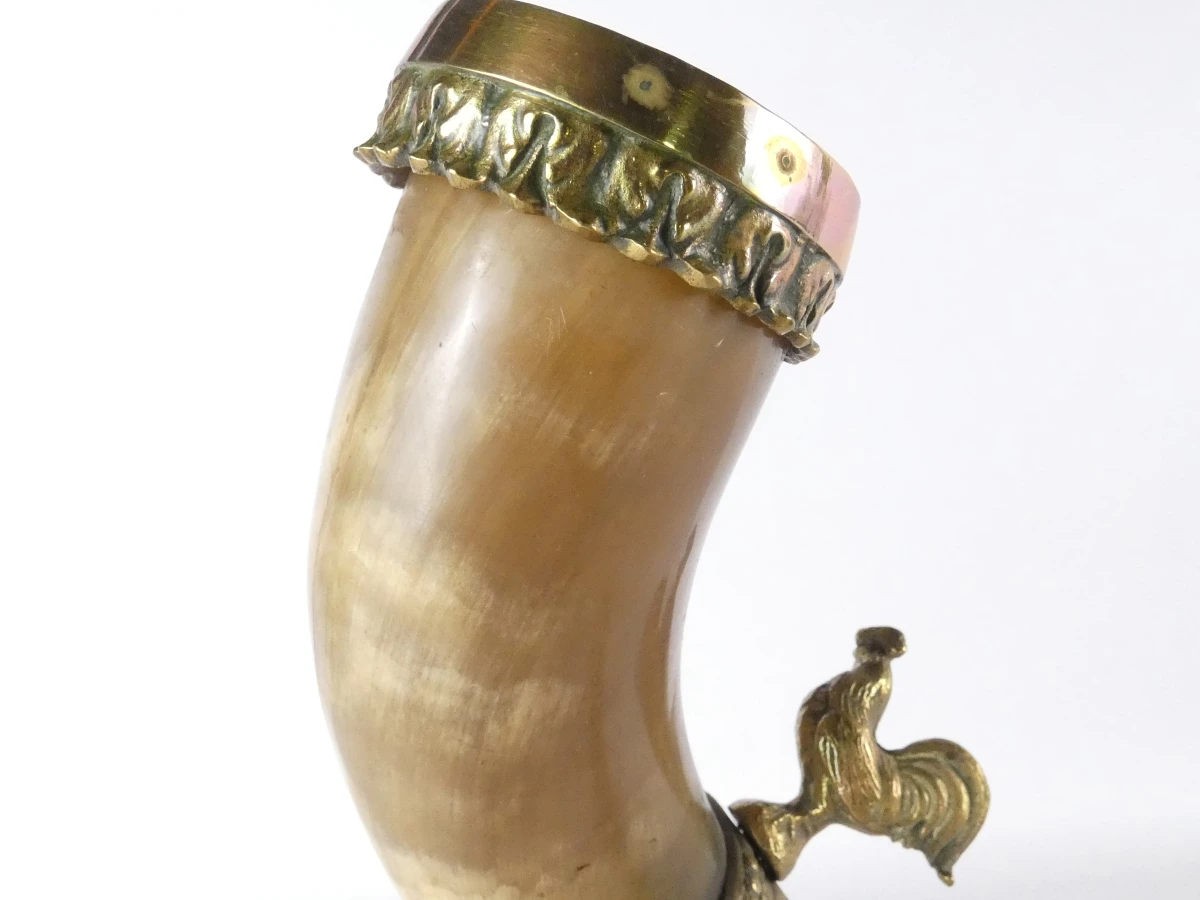 Set van 2 decoratieve drinkhoorns met messing voet en figuur - foto 10