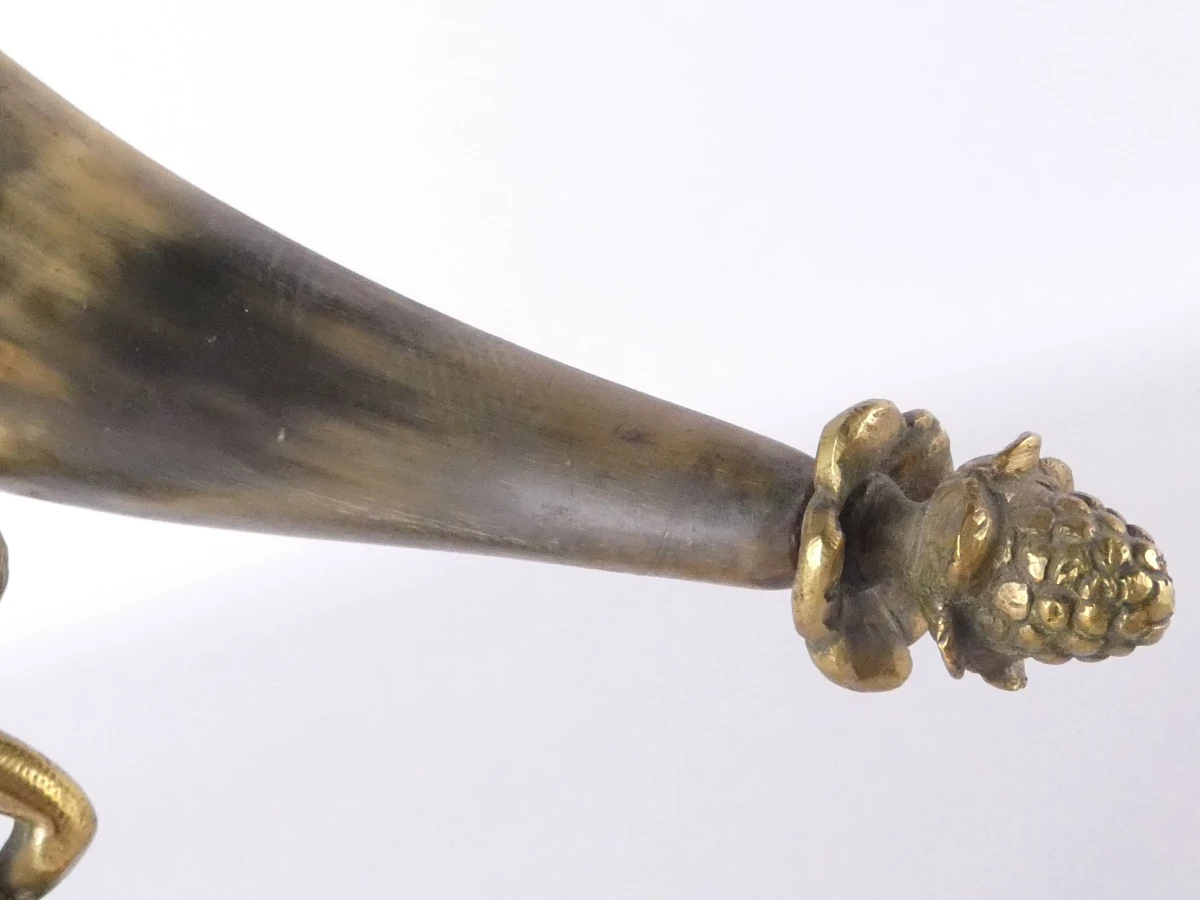 Set van 2 decoratieve drinkhoorns met messing voet en figuur - foto 11