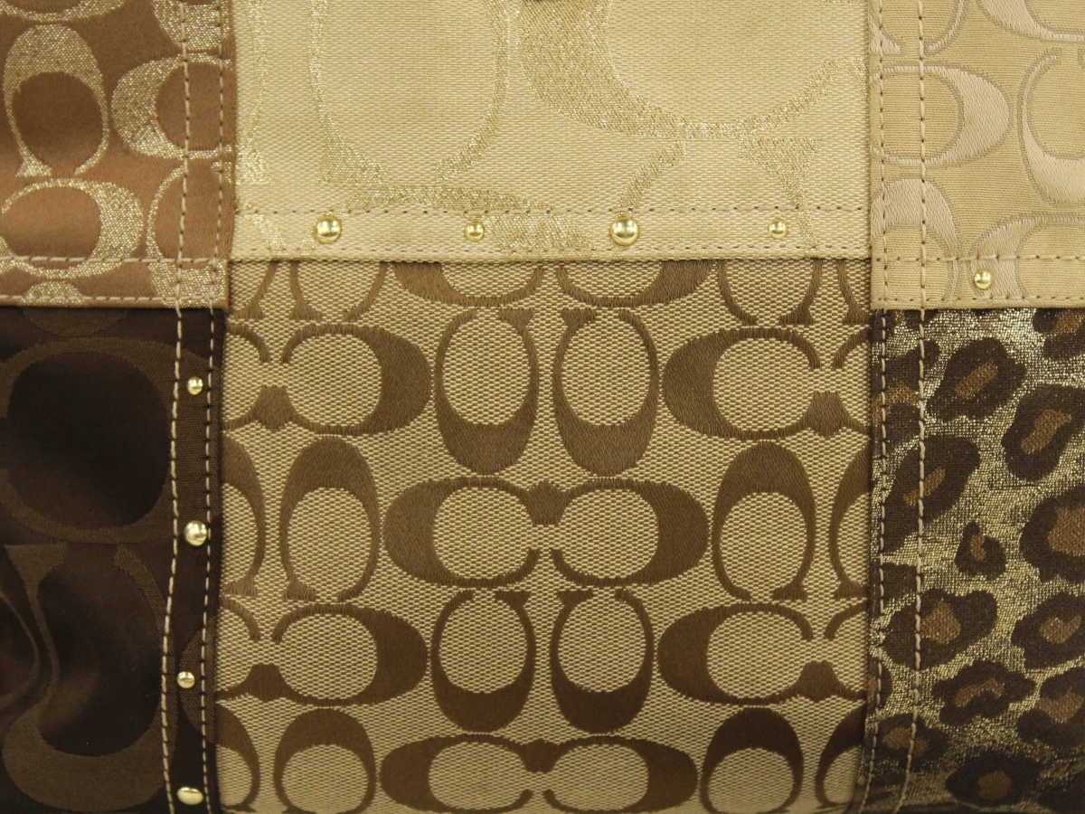 Coach - Patchwork schoudertas in bruintinten - textiel en lakleder - foto 3