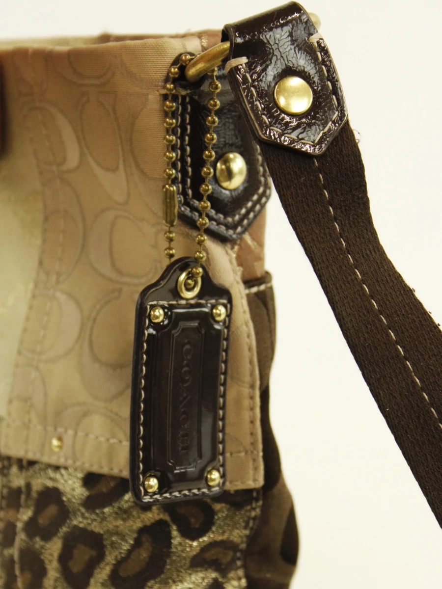 Coach - Patchwork schoudertas in bruintinten - textiel en lakleder - foto 4