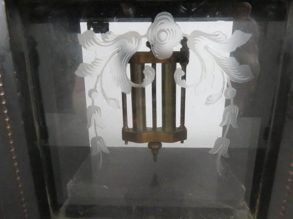 Antieke schouwpendule met glazen versiering - foto 5