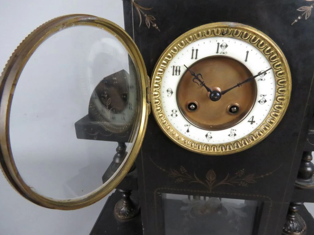 Antieke schouwpendule met glazen versiering - foto 2