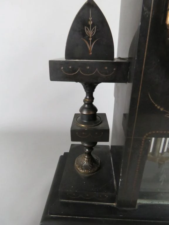 Antieke schouwpendule met glazen versiering - foto 4