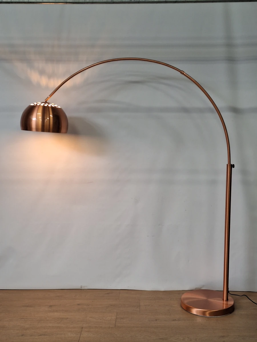 koperkleurige booglamp - moderne interpretatie van een sixties designklassieker - foto 2