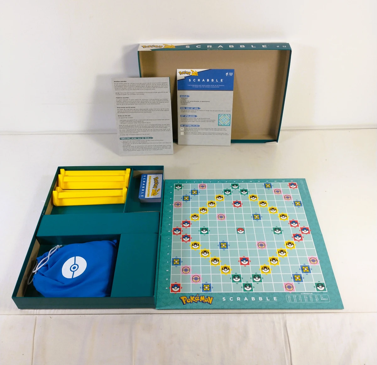 Pokémon verzameling met Scrabble, Pikachu, Eevee en merchandise - foto 5