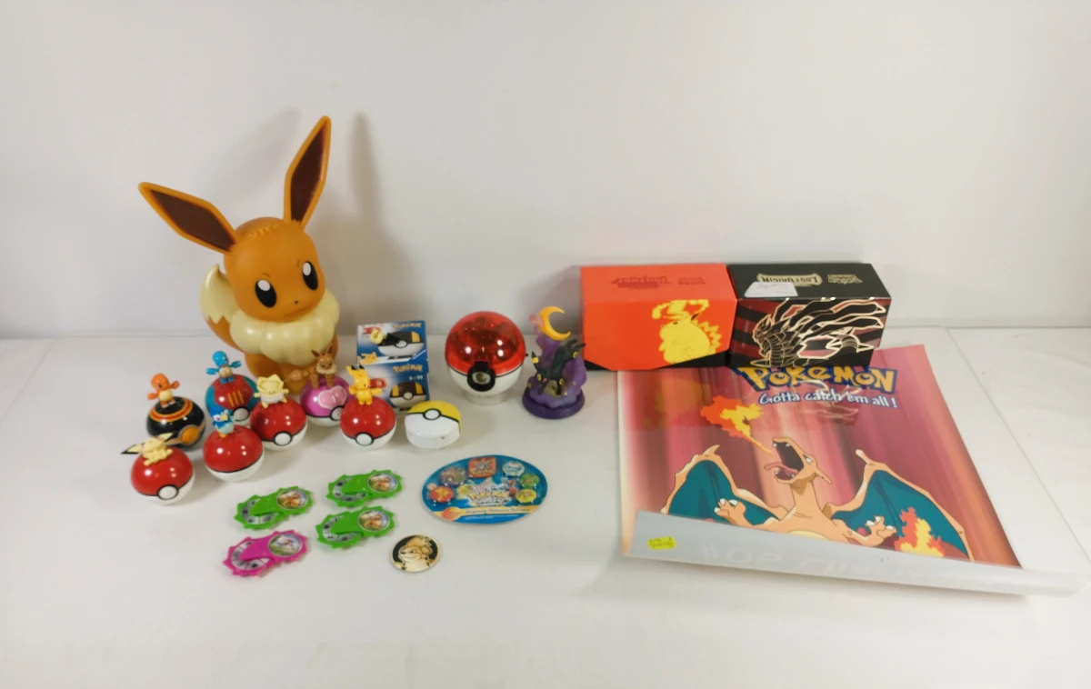 Pokémon verzameling met Scrabble, Pikachu, Eevee en merchandise - foto 7