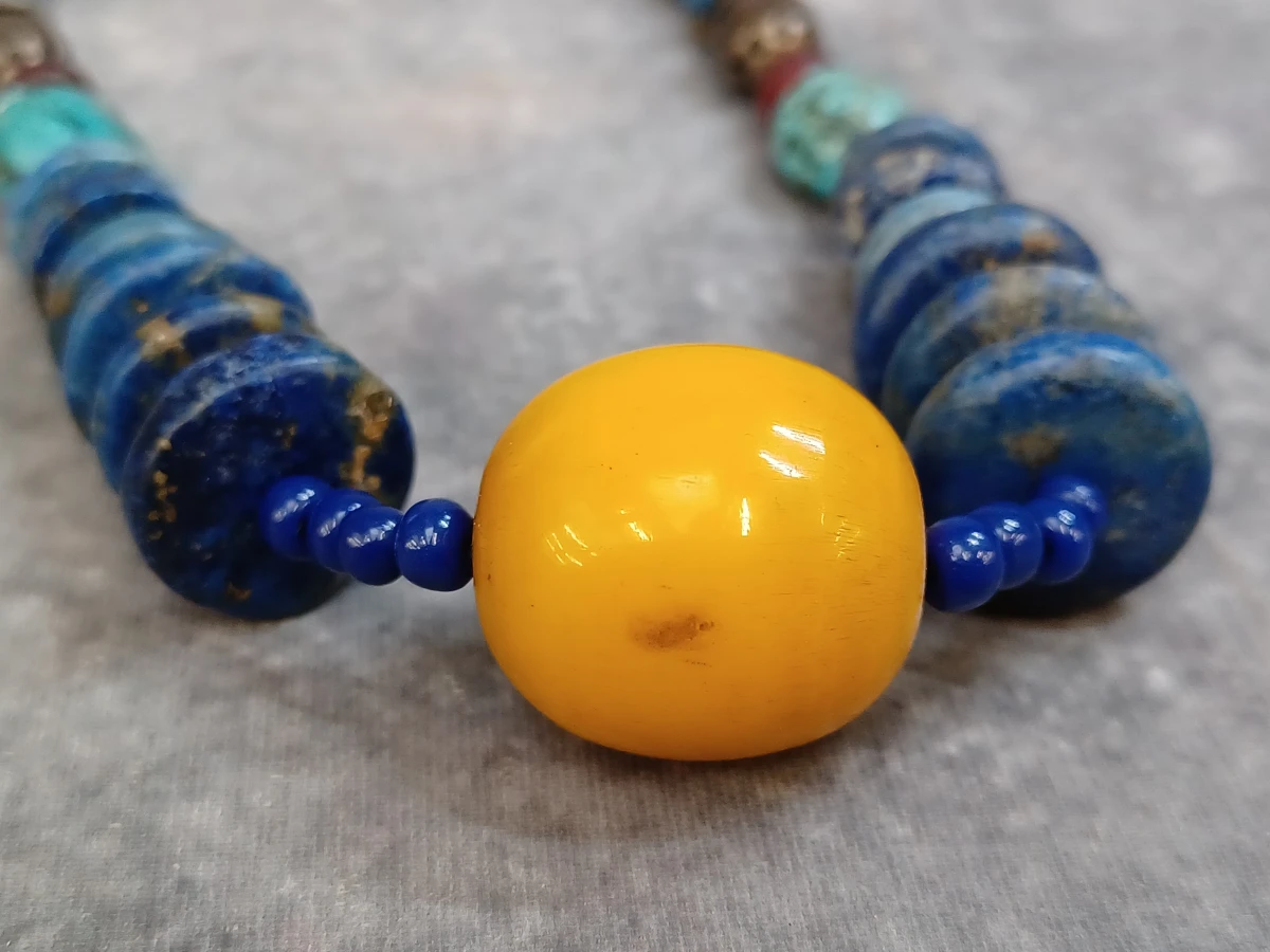 Etnisch statement halssnoer met gele kraal en Lapiz Lazuli look - foto 3