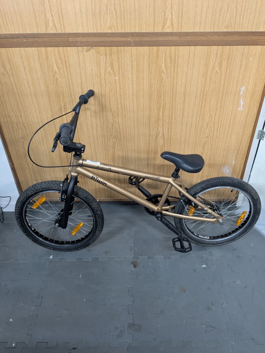 Goudkleurige BMX fiets