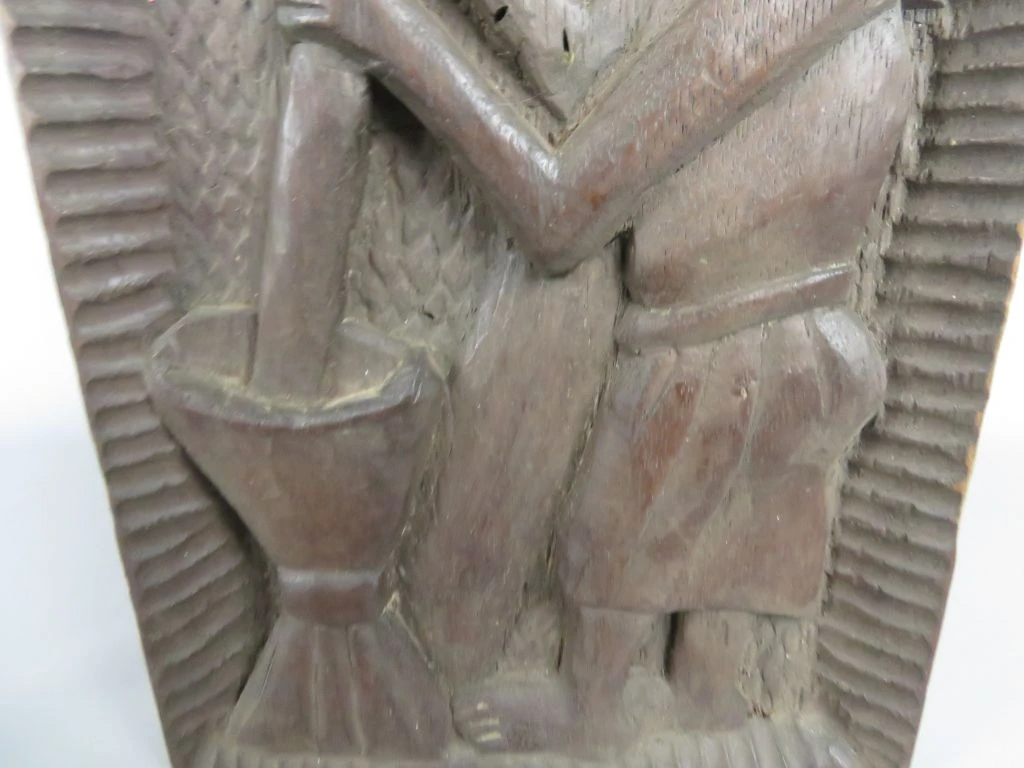 Houtsnijwerk wanddecoratie met figuur en palmboom - foto 4