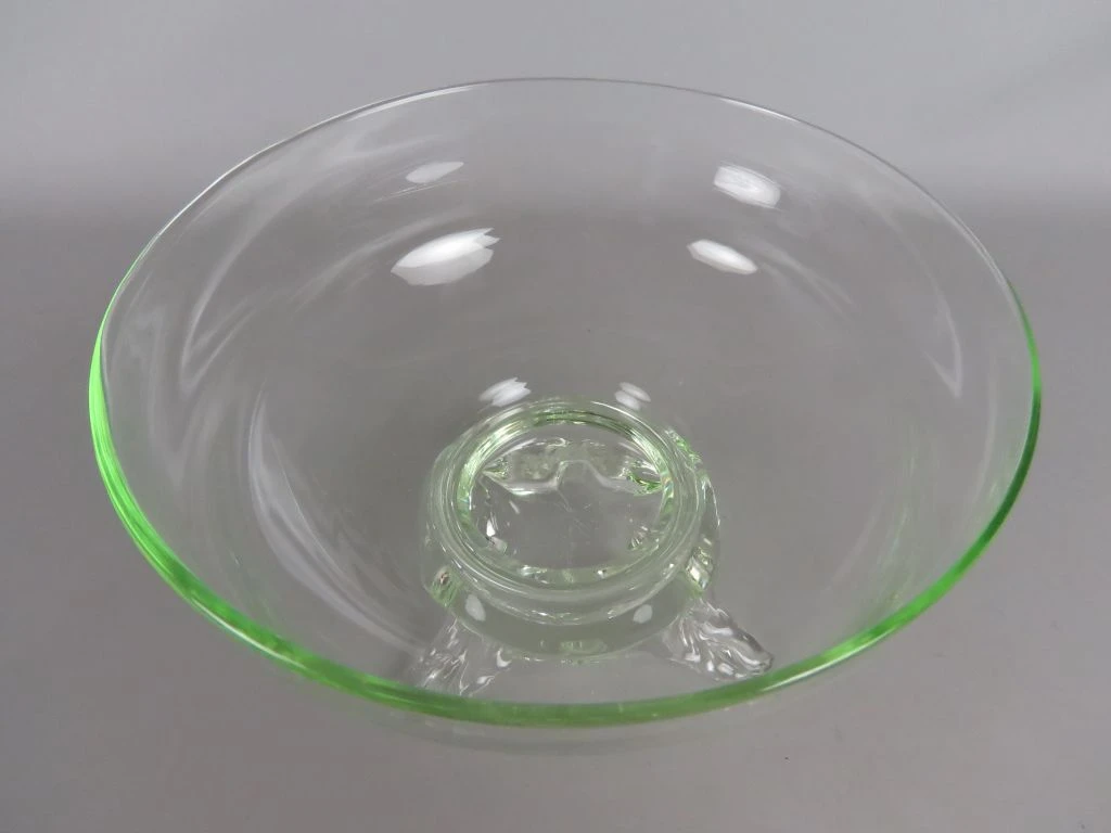 Glazen schaal met groene accenten en driepoot - foto 2