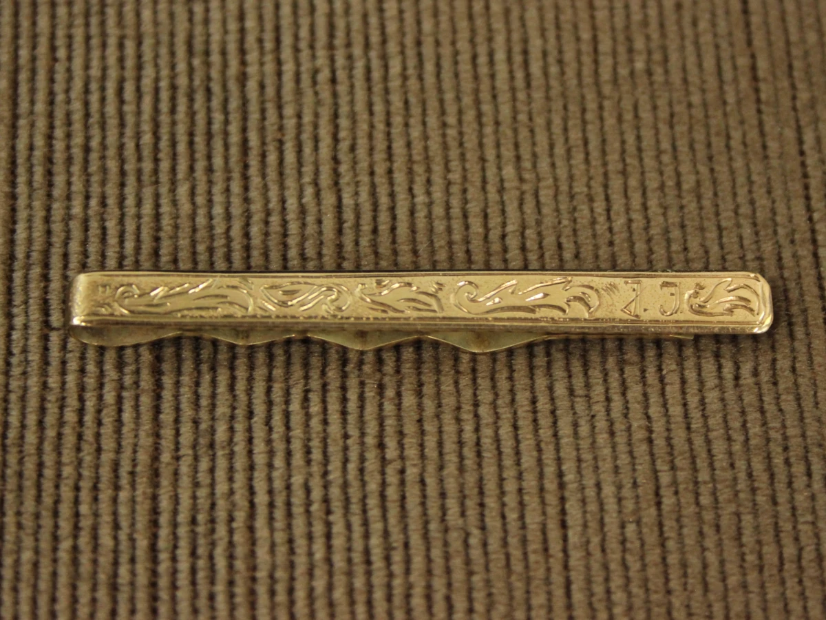 14 karaats gouden dasspeld met gravure - foto 3