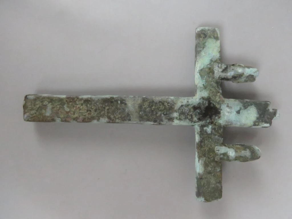 Oud metalen kruis met reliëffiguren - foto 2