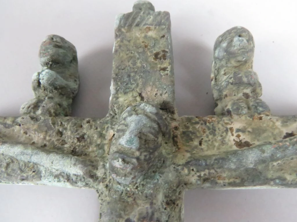 Oud metalen kruis met reliëffiguren - foto 3