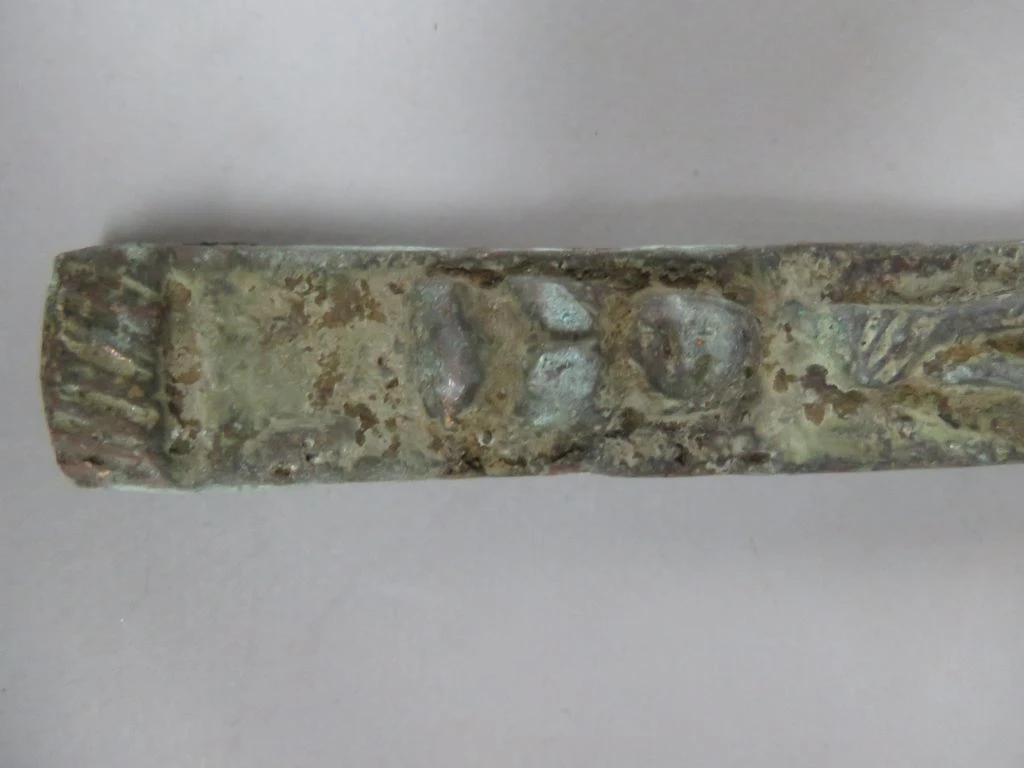 Oud metalen kruis met reliëffiguren - foto 4