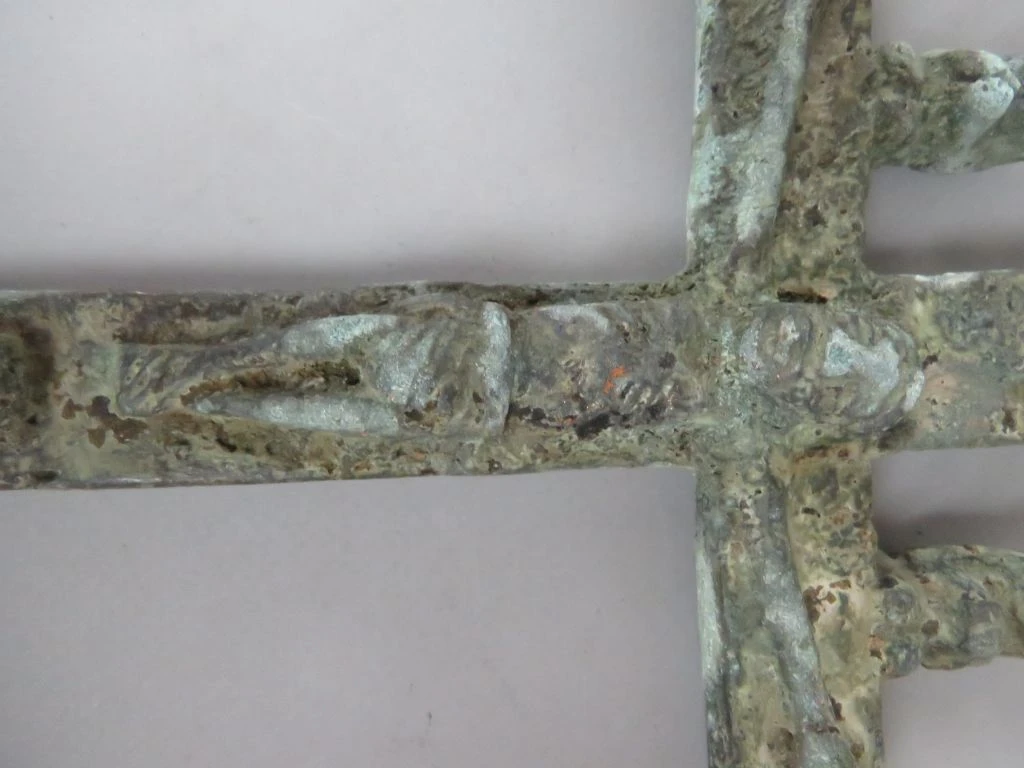 Oud metalen kruis met reliëffiguren - foto 5