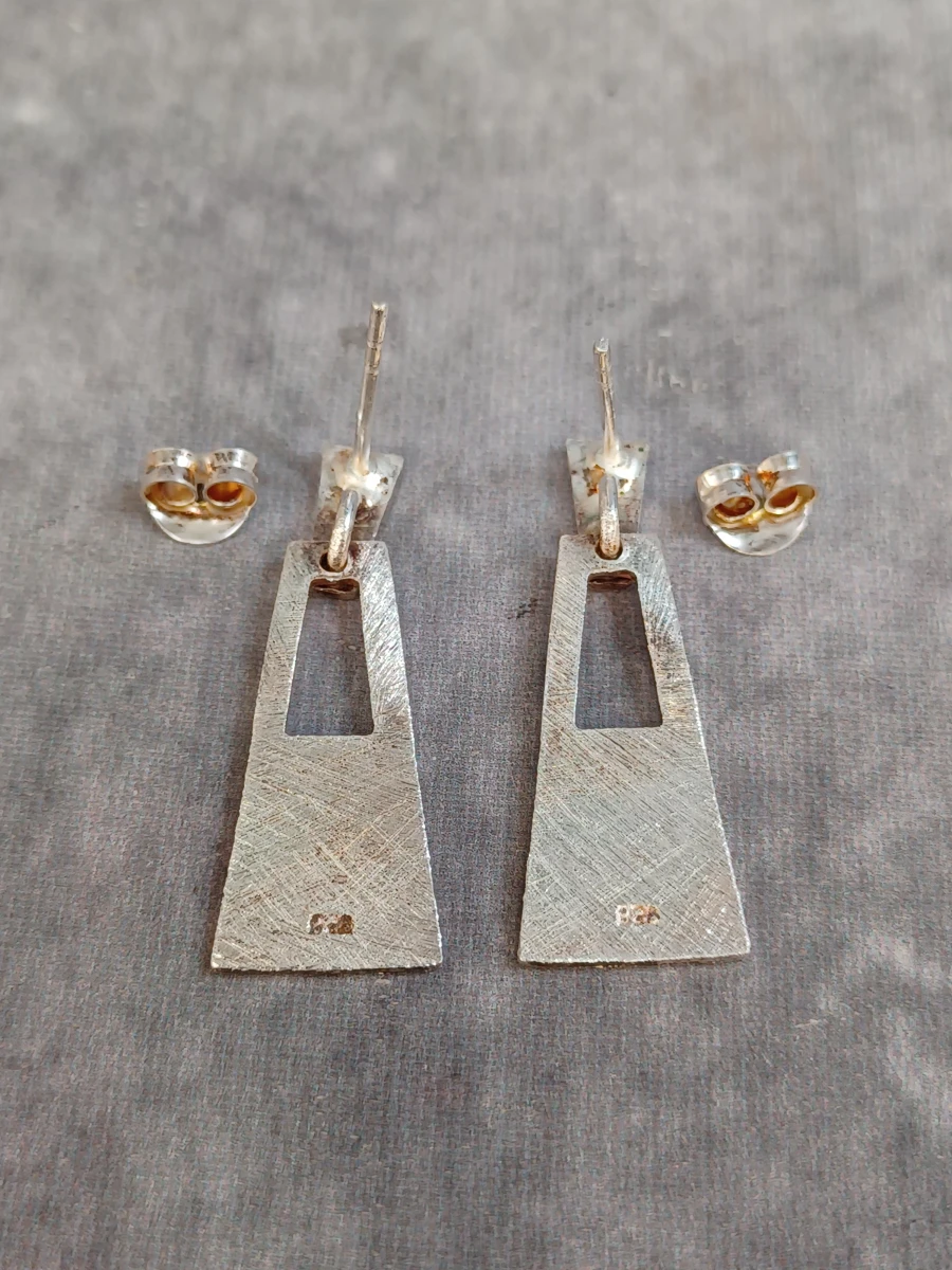 Geometrische zilveren oorhangers (925 zilver) – Geborsteld design - foto 3