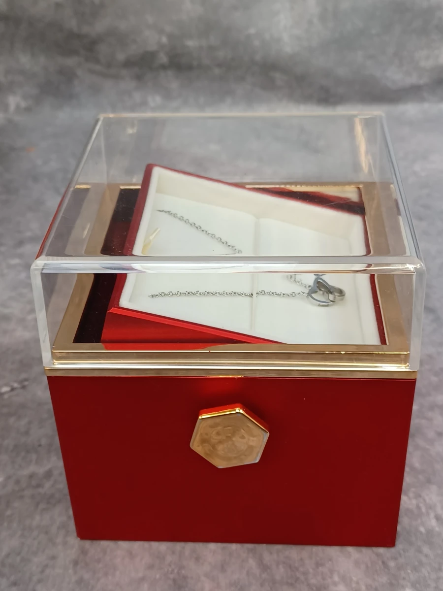 Luxe FabuLove draaibare sieradendoos met geconserveerde rode roos en ketting - foto 5